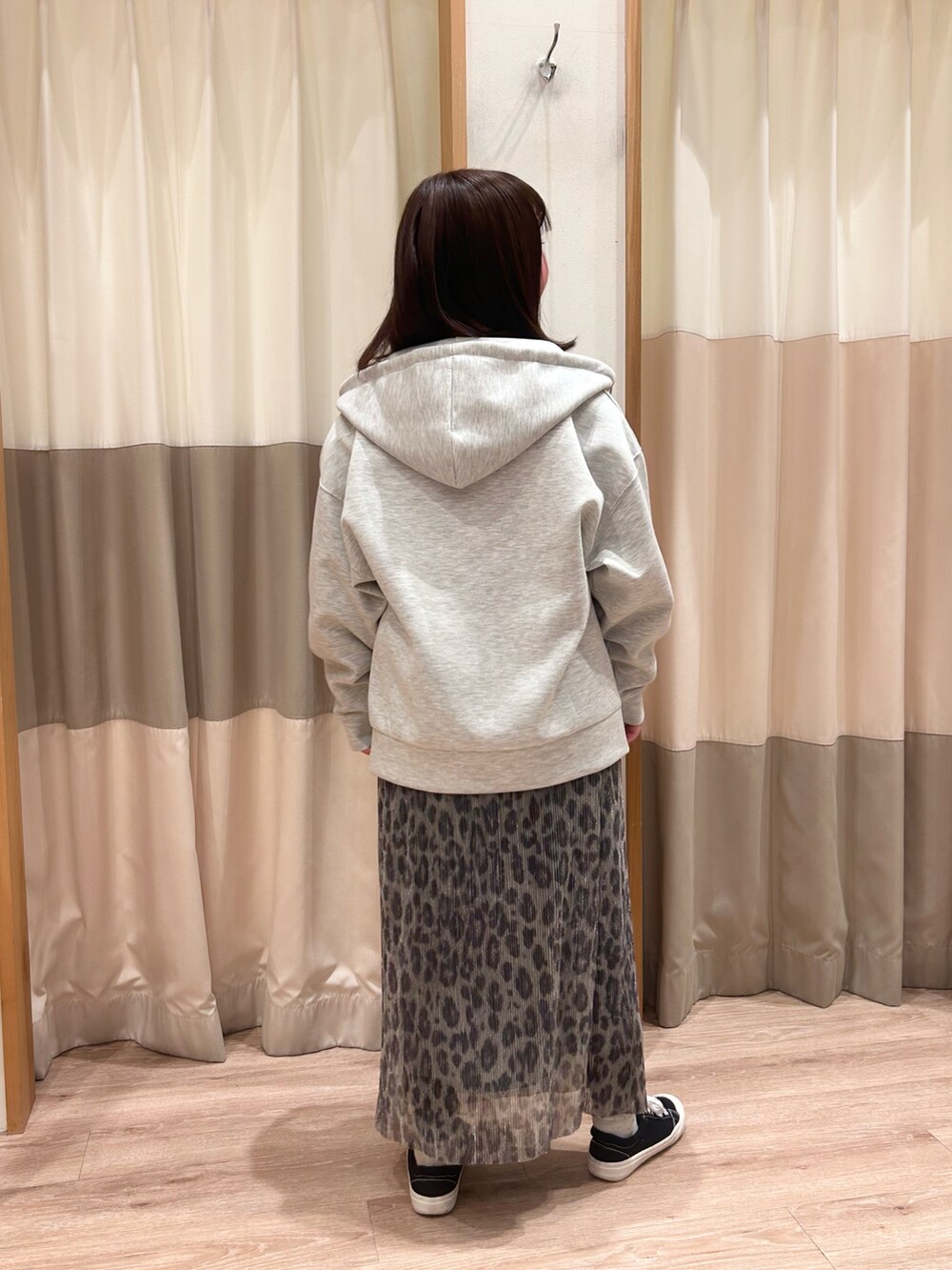 「Samansa Mos2 blue、SM2 keittio イオンモール日の出店、春服、スカートスタイル、低身長コーデ、今日のコーデ」｜「Samansa Mos2 blueのアイテム（パーカー、グレー系）」を使った、🐾🐈‍⬛Mim🐈‍⬛🐾さん（レディース・147cm）の春コーディネートの2枚目の写真