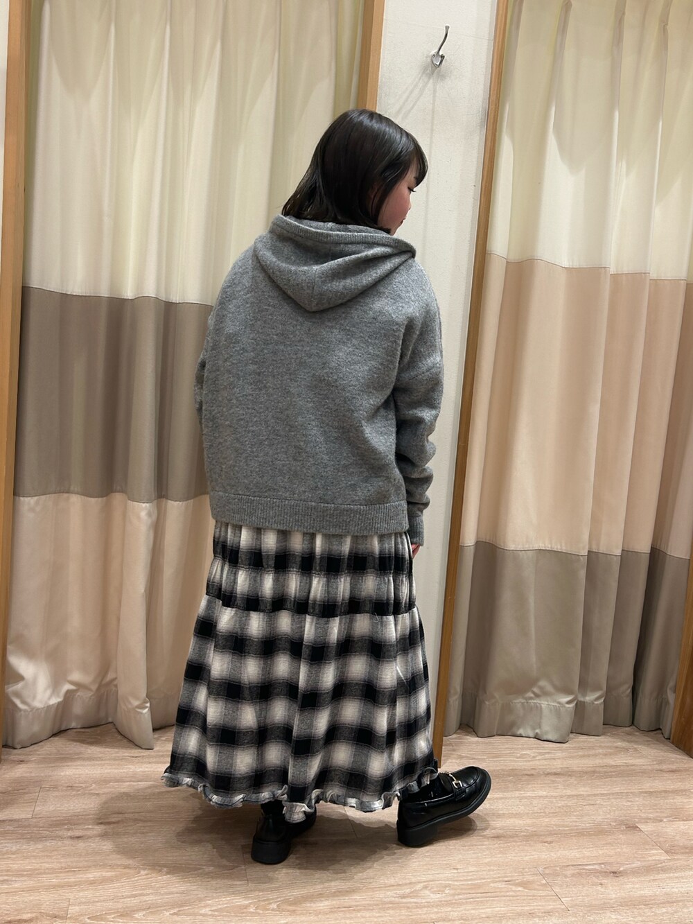 「Samansa Mos2、SM2 keittio イオンモール日の出店、オトナカワイイ、モノトーンコーデ、低身長女子」｜「Samansa Mos2のフード付リボンカーディガン（カーディガン/ボレロ、グレー系）」を使った、🐾🐈‍⬛Mim🐈‍⬛🐾さん（レディース・147cm）の冬コーディネートの2枚目の写真