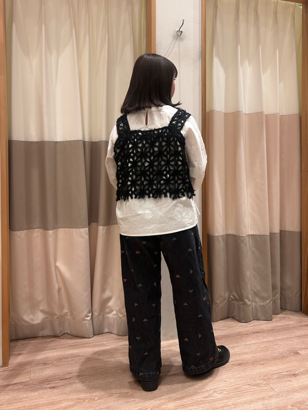 「Samansa Mos2、SM2 keittio イオンモール日の出店、デニムパンツ、春コーデ、低身長コーデ」|「Samansa Mos2の柄アソート袖レース貼りブラウス(シャツ/ブラウス、ホワイト系)」を使った、🐾🐈⬛Mim🐈⬛🐾さん(レディース・147cm)の冬コーディネートの2枚目の写真