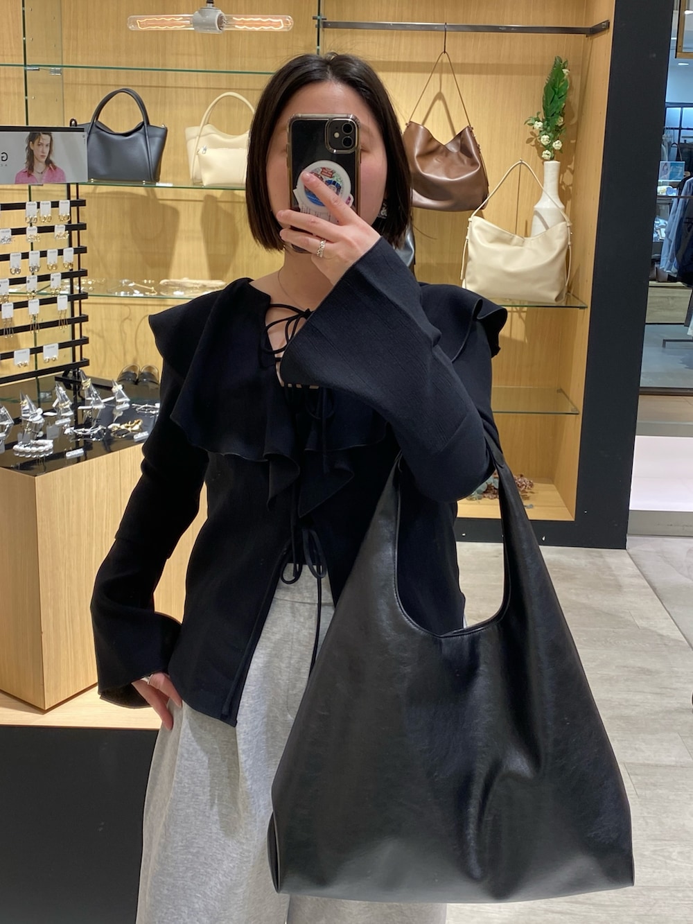 ブラック系のシャツ/ブラウス、グレー系のその他パンツ、ブラック系のパンプスを着用したレディースの春コーディネートの3枚目の写真