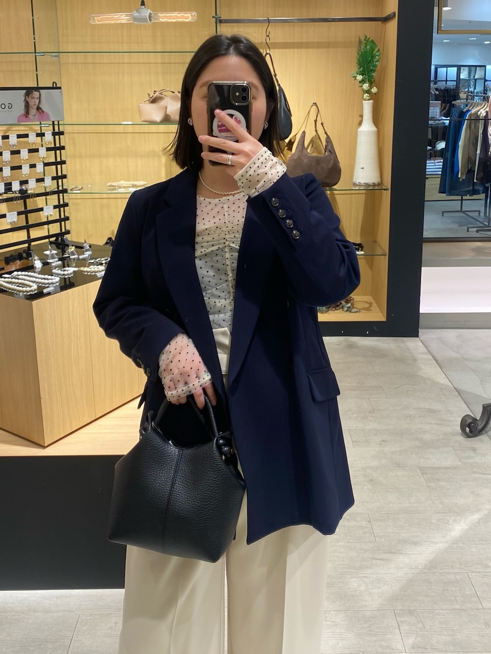 ベージュ系のシャツ/ブラウス、ブルー系のテーラードジャケット、ブラック系のショルダーバッグを着用したレディースの冬コーディネートの2枚目の写真