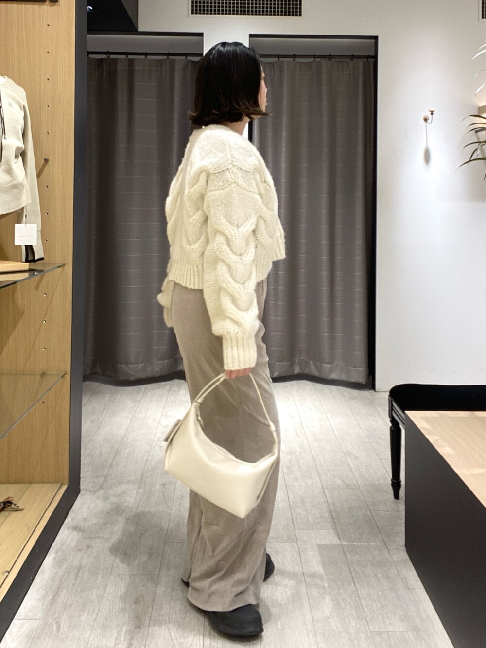 ホワイト系のカーディガン/ボレロ、ベージュ系のその他パンツ、ホワイト系のショルダーバッグを着用したレディースの冬コーディネートの5枚目の写真