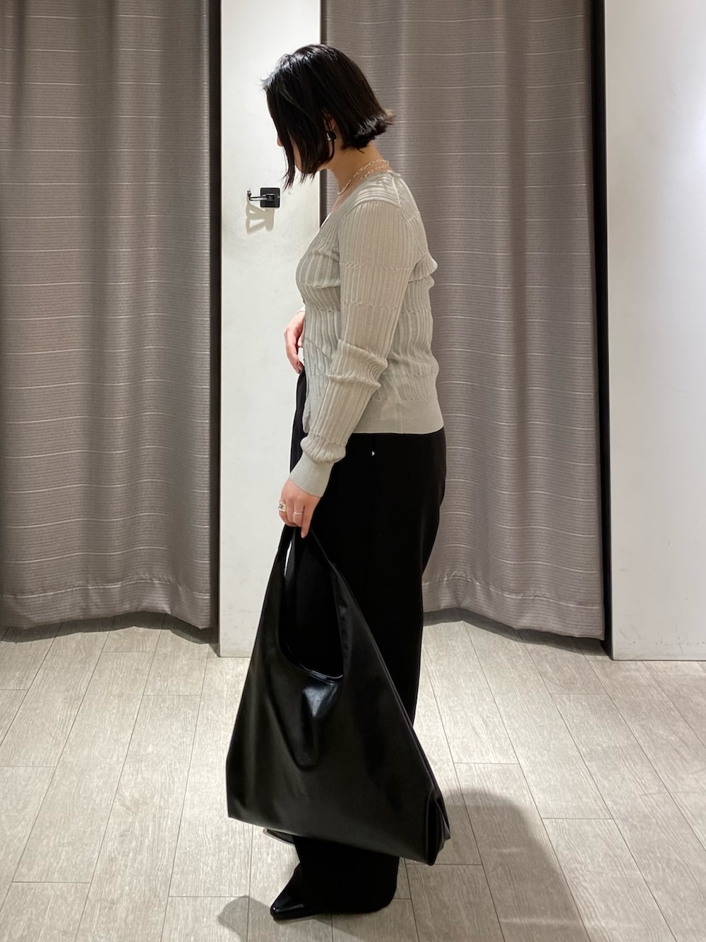 グレー系のカーディガン/ボレロ、ブラック系のその他パンツ、ブラック系のショルダーバッグを着用したレディースの春コーディネートの3枚目の写真