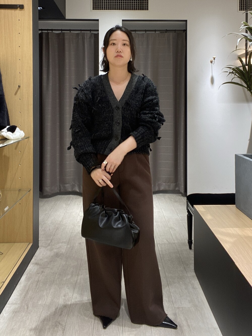 ブラック系のパンプス、ブラウン系のその他パンツ、ブラック系のショルダーバッグを着用したレディースの秋コーディネートの5枚目の写真