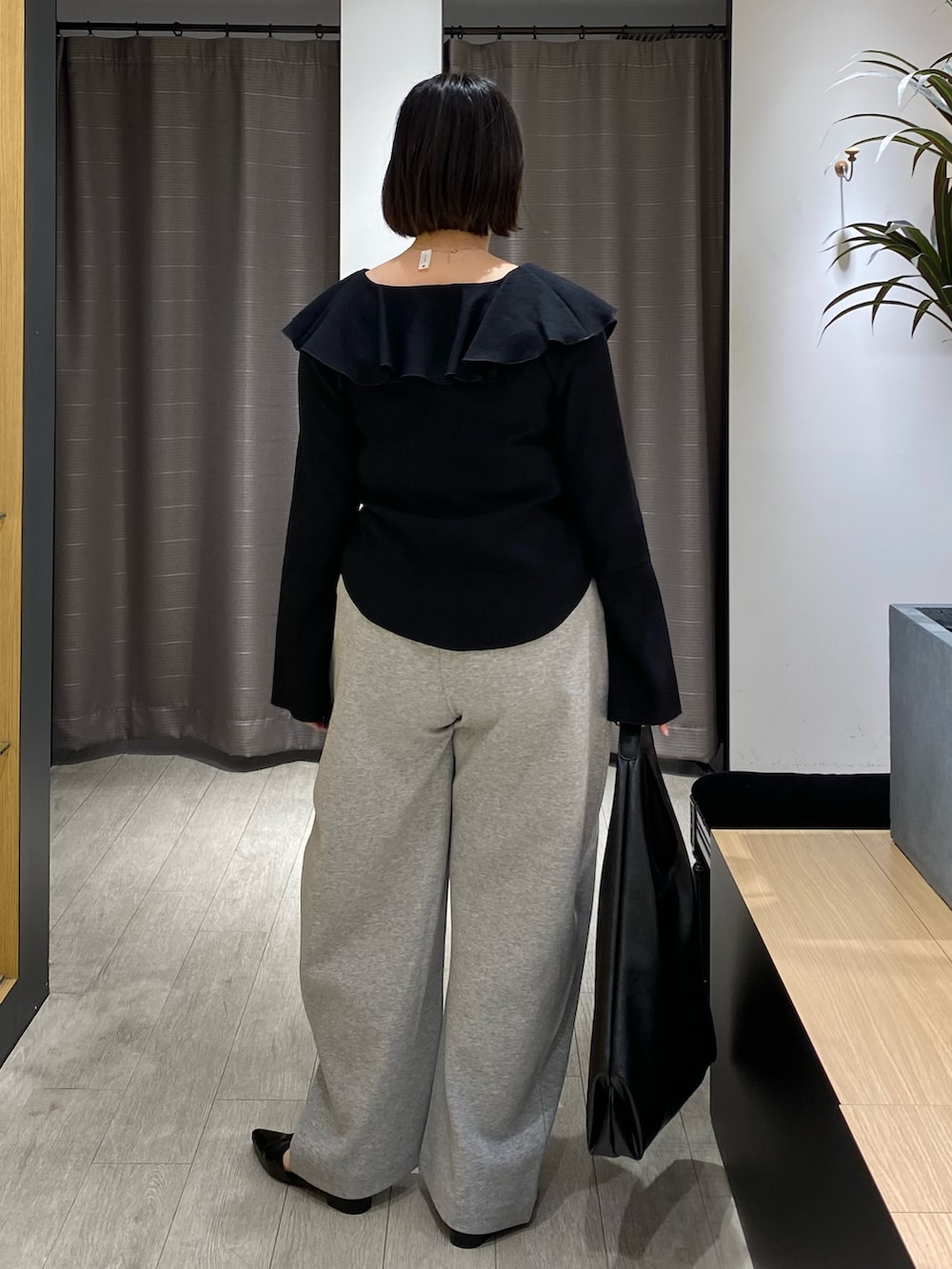 ブラック系のシャツ/ブラウス、グレー系のその他パンツ、ブラック系のパンプスを着用したレディースの春コーディネートの5枚目の写真