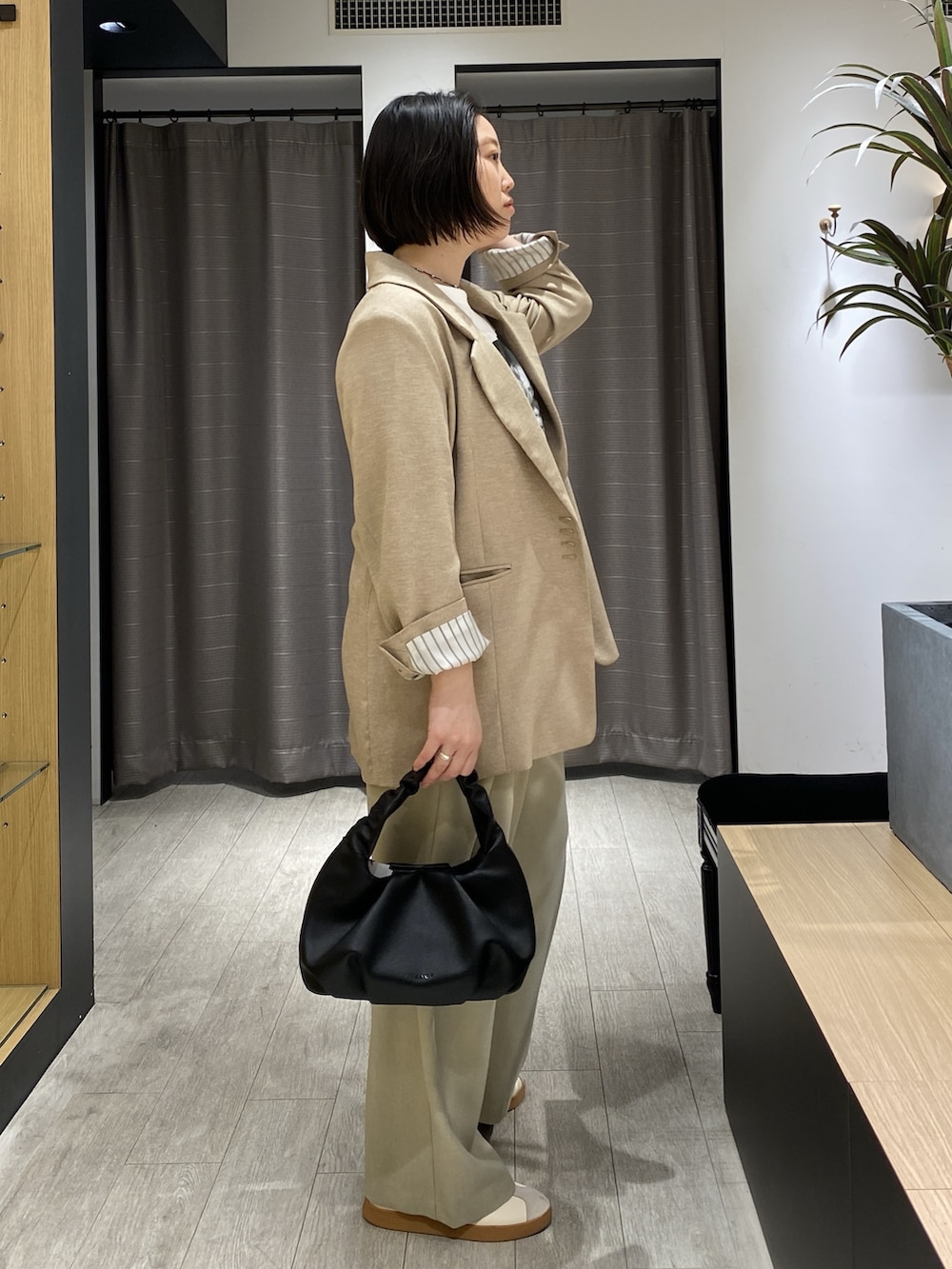 ベージュ系のテーラードジャケット、ホワイト系のTシャツ/カットソー、ベージュ系のその他パンツを着用したレディースの春コーディネートの4枚目の写真