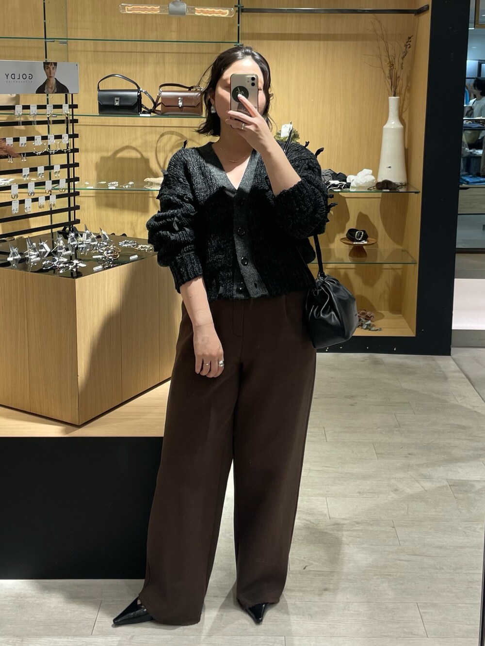 ブラック系のパンプス、ブラウン系のその他パンツ、ブラック系のショルダーバッグを着用したレディースの秋コーディネートの3枚目の写真