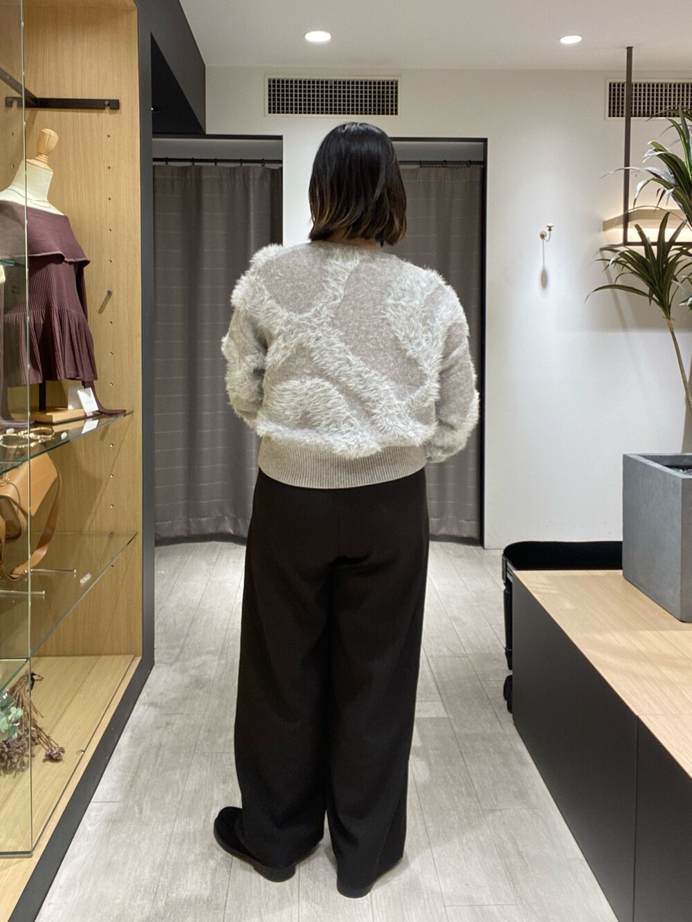 グレー系のカーディガン/ボレロ、ブラック系のショルダーバッグ、ブラック系のその他パンツを着用したレディースの秋コーディネートの7枚目の写真