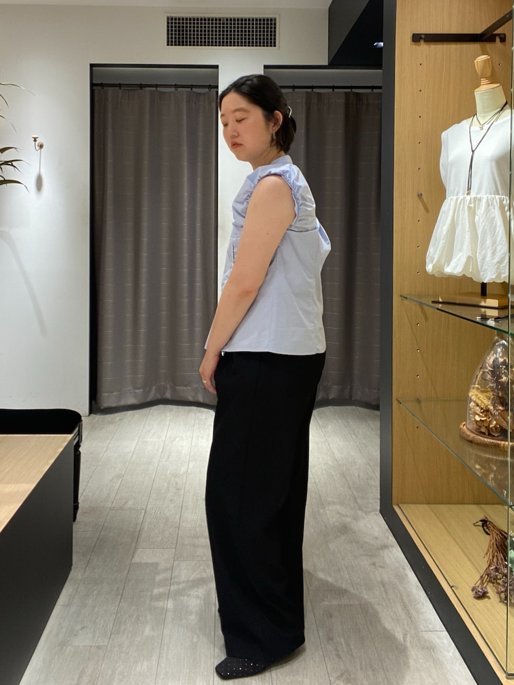 ブルー系のシャツ/ブラウス、ブラック系のショルダーバッグ、ブラック系のその他パンツを着用したレディースの夏コーディネートの5枚目の写真