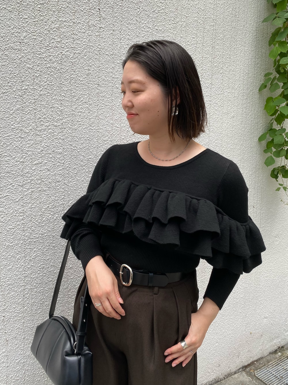 ブラウン系のその他パンツ、ブラック系のローファー、ブラック系のショルダーバッグを着用したレディースの秋コーディネートの3枚目の写真