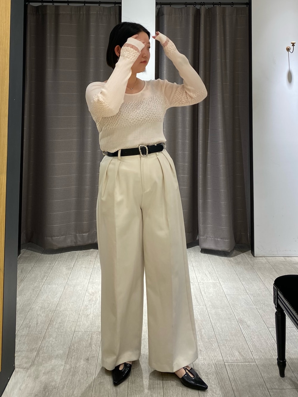 ピンク系のニット/セーター、ホワイト系のその他パンツ、ブラック系のパンプスを着用したレディースの春コーディネートの3枚目の写真