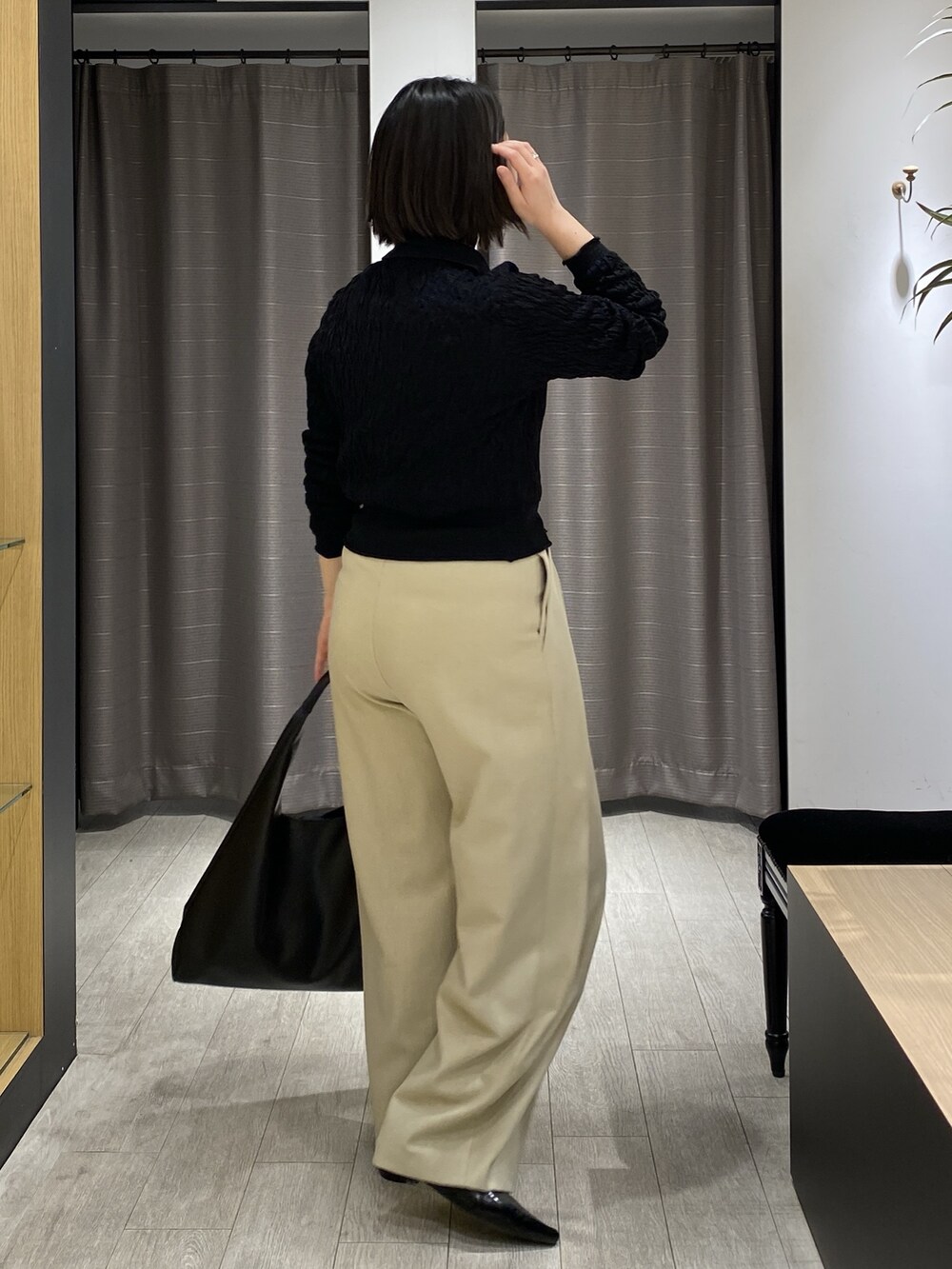 ブラック系のカーディガン/ボレロ、ベージュ系のその他パンツ、ブラック系のショルダーバッグを着用したレディースの春コーディネートの3枚目の写真