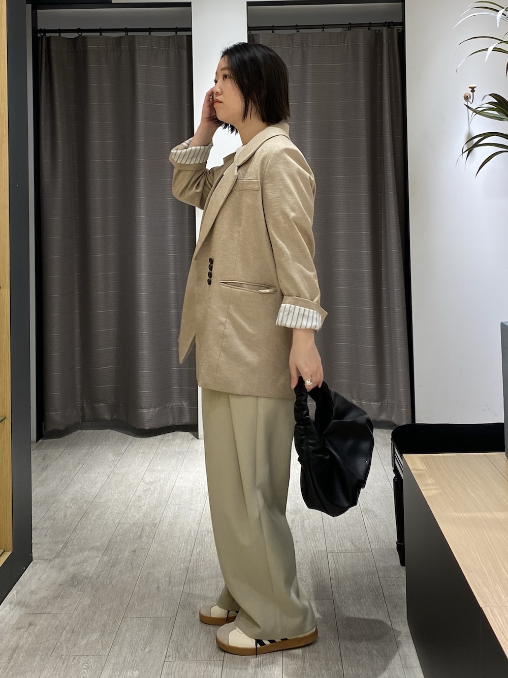 ベージュ系のテーラードジャケット、ホワイト系のTシャツ/カットソー、ベージュ系のその他パンツを着用したレディースの春コーディネートの5枚目の写真