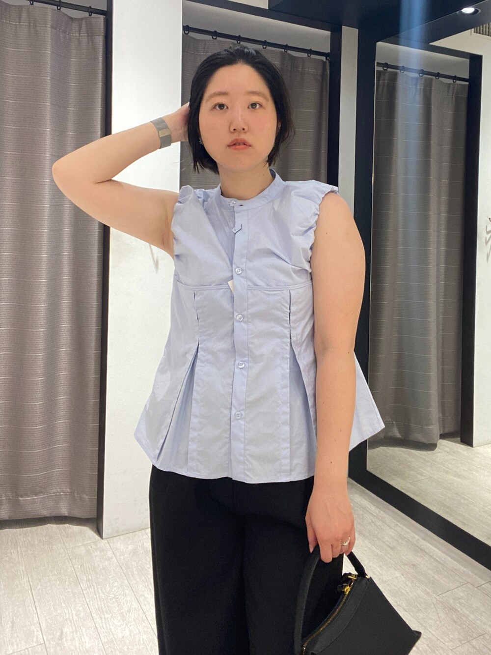 ブルー系のシャツ/ブラウス、ブラック系のショルダーバッグ、ブラック系のその他パンツを着用したレディースの夏コーディネートの4枚目の写真