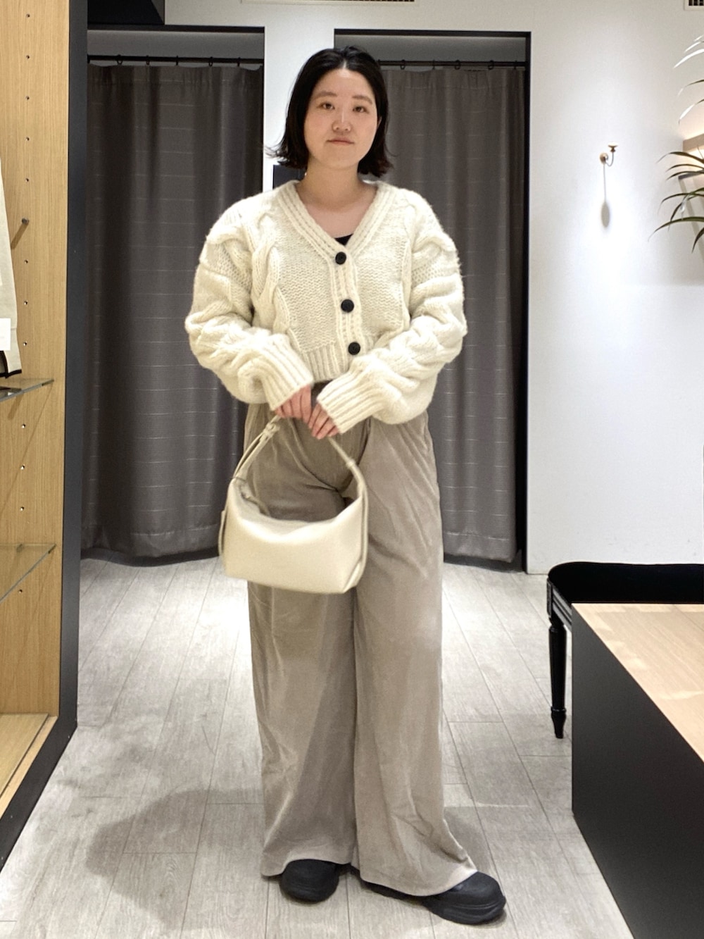 ホワイト系のカーディガン/ボレロ、ベージュ系のその他パンツ、ホワイト系のショルダーバッグを着用したレディースの冬コーディネートの7枚目の写真