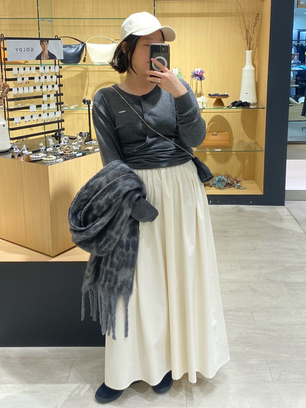 ブラック系のスニーカー、グレー系のニット/セーター、ブラック系のショルダーバッグを着用したレディースの冬コーディネートの4枚目の写真