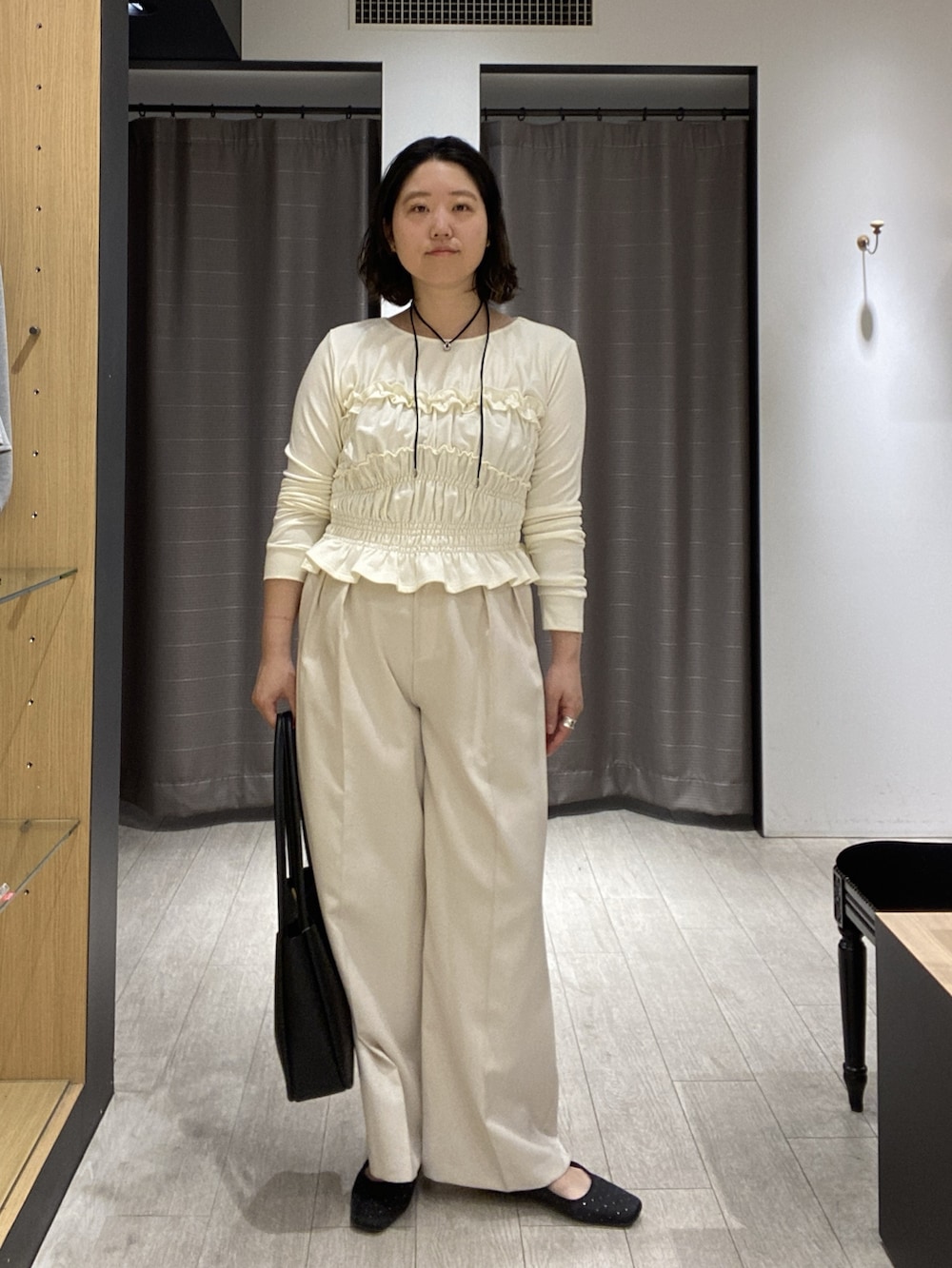 ホワイト系のTシャツ/カットソー、ホワイト系のその他パンツ、ブラック系のパンプスを着用したレディースの秋コーディネートの2枚目の写真