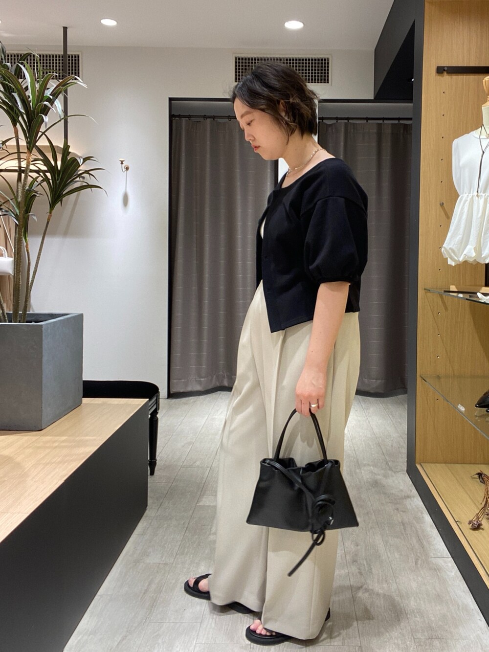 ホワイト系のその他パンツ、ブラック系のサンダル、ブラック系のショルダーバッグを着用したレディースの夏コーディネートの4枚目の写真