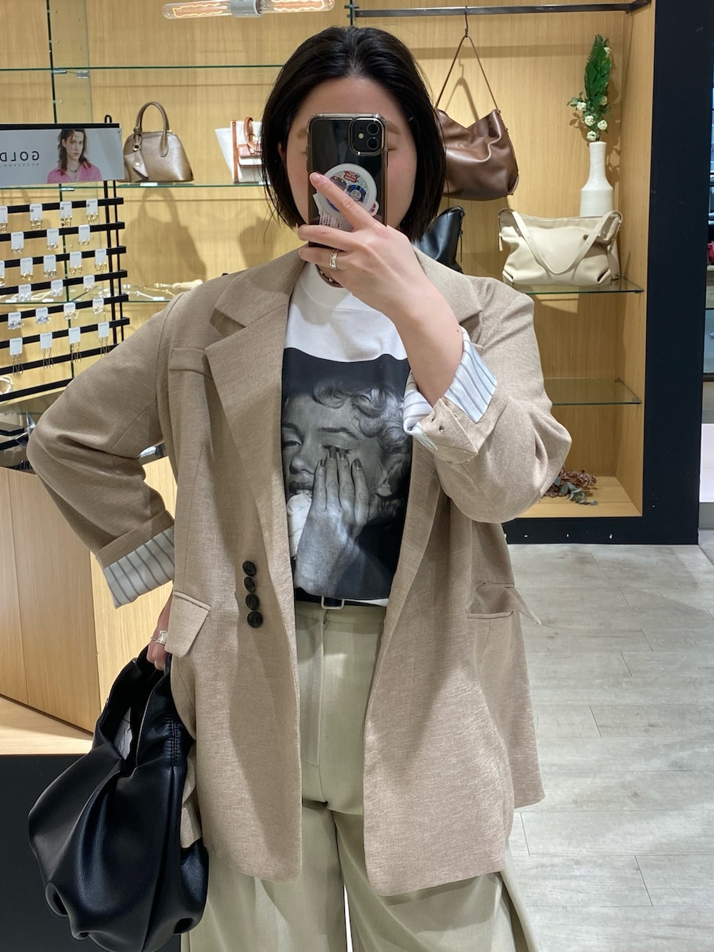 ベージュ系のテーラードジャケット、ホワイト系のTシャツ/カットソー、ベージュ系のその他パンツを着用したレディースの春コーディネートの2枚目の写真