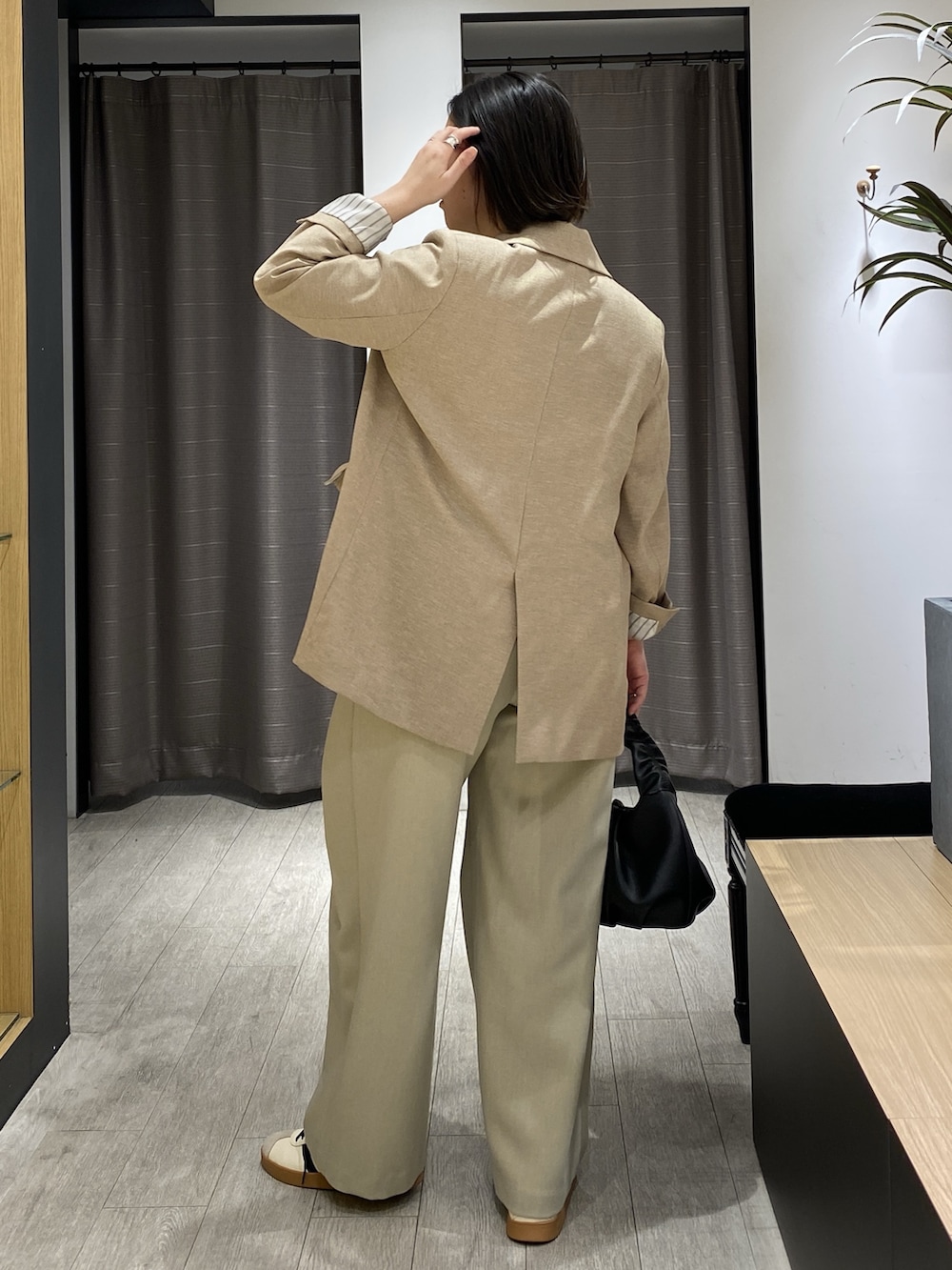 ベージュ系のテーラードジャケット、ホワイト系のTシャツ/カットソー、ベージュ系のその他パンツを着用したレディースの春コーディネートの6枚目の写真