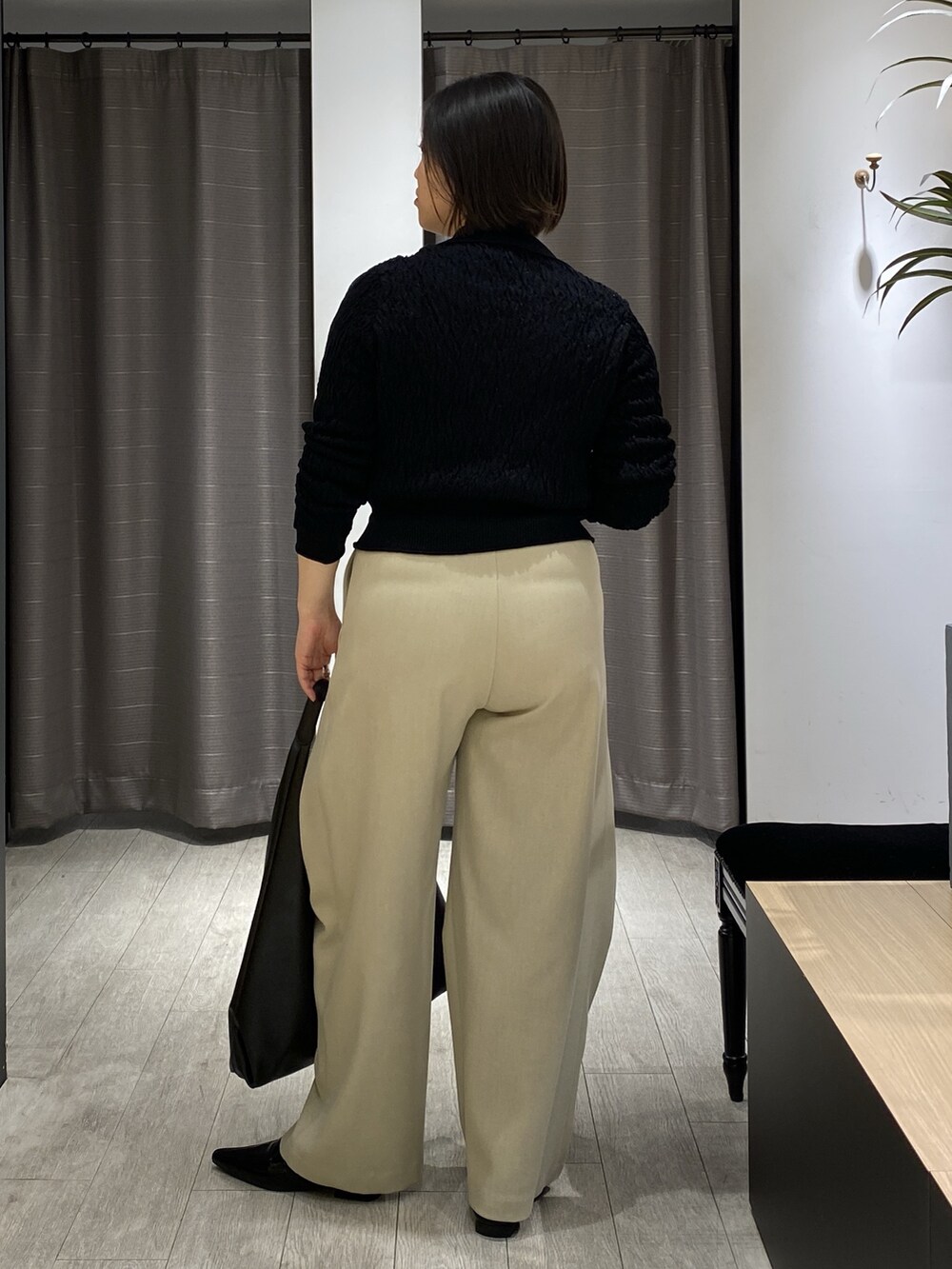 ブラック系のカーディガン/ボレロ、ベージュ系のその他パンツ、ブラック系のショルダーバッグを着用したレディースの春コーディネートの5枚目の写真