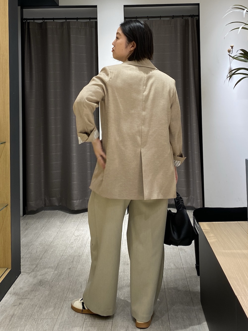 ベージュ系のテーラードジャケット、ホワイト系のTシャツ/カットソー、ベージュ系のその他パンツを着用したレディースの春コーディネートの7枚目の写真