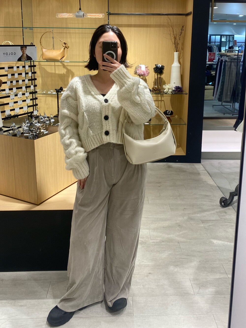 ホワイト系のカーディガン/ボレロ、ベージュ系のその他パンツ、ホワイト系のショルダーバッグを着用したレディースの冬コーディネートの4枚目の写真