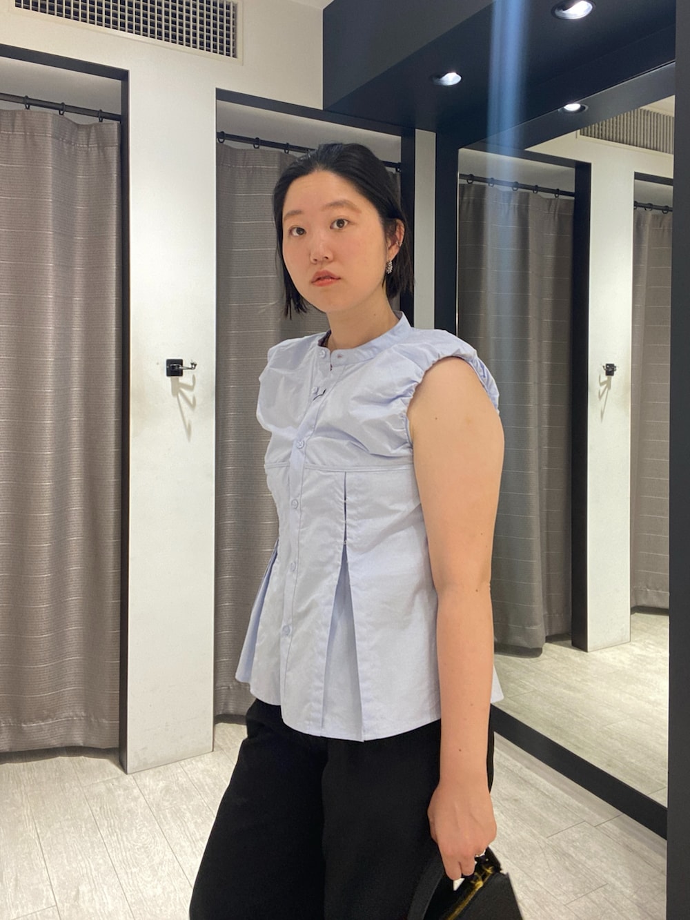 ブルー系のシャツ/ブラウス、ブラック系のショルダーバッグ、ブラック系のその他パンツを着用したレディースの夏コーディネートの3枚目の写真