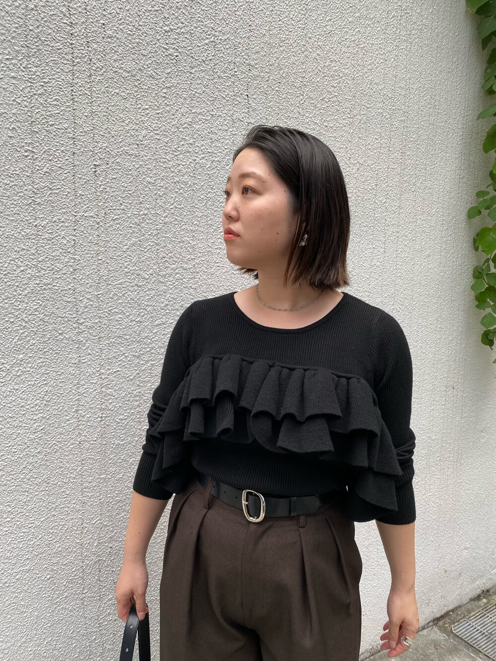 ブラウン系のその他パンツ、ブラック系のローファー、ブラック系のショルダーバッグを着用したレディースの秋コーディネートの5枚目の写真