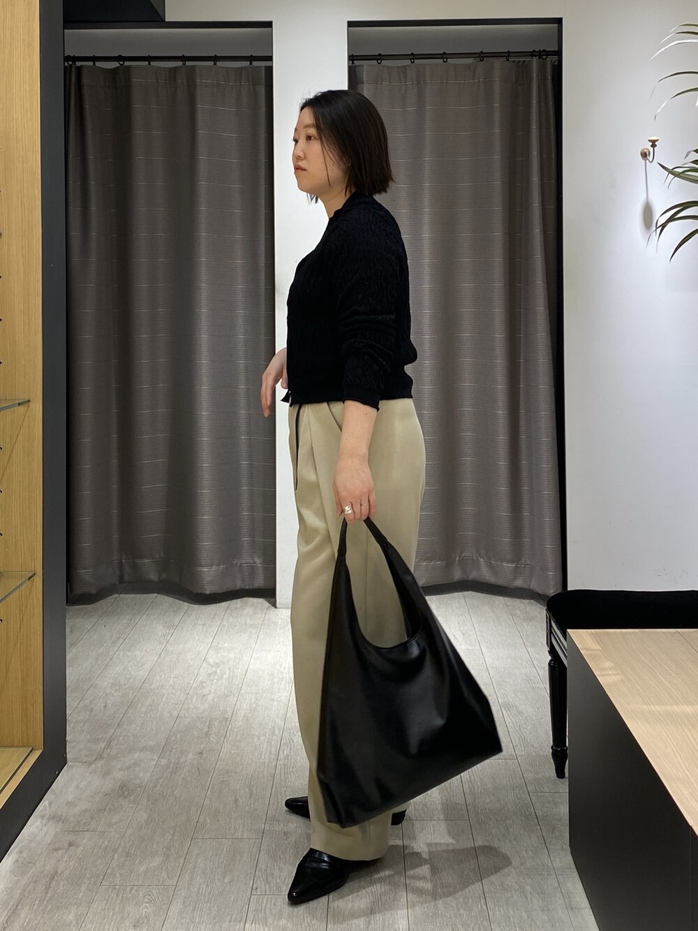 ブラック系のカーディガン/ボレロ、ベージュ系のその他パンツ、ブラック系のショルダーバッグを着用したレディースの春コーディネートの2枚目の写真