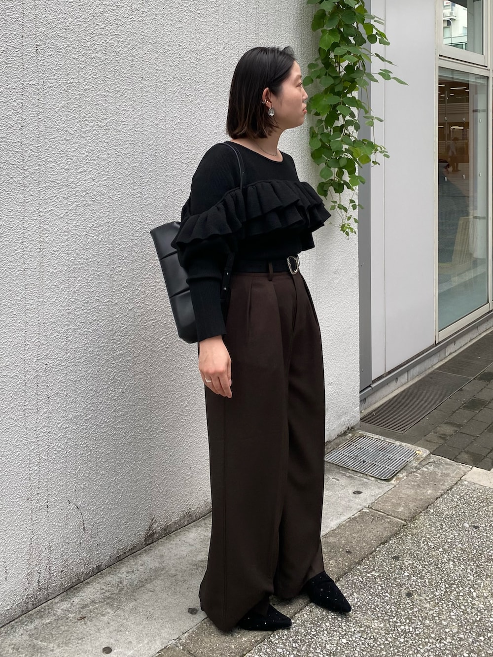 ブラウン系のその他パンツ、ブラック系のローファー、ブラック系のショルダーバッグを着用したレディースの秋コーディネートの2枚目の写真