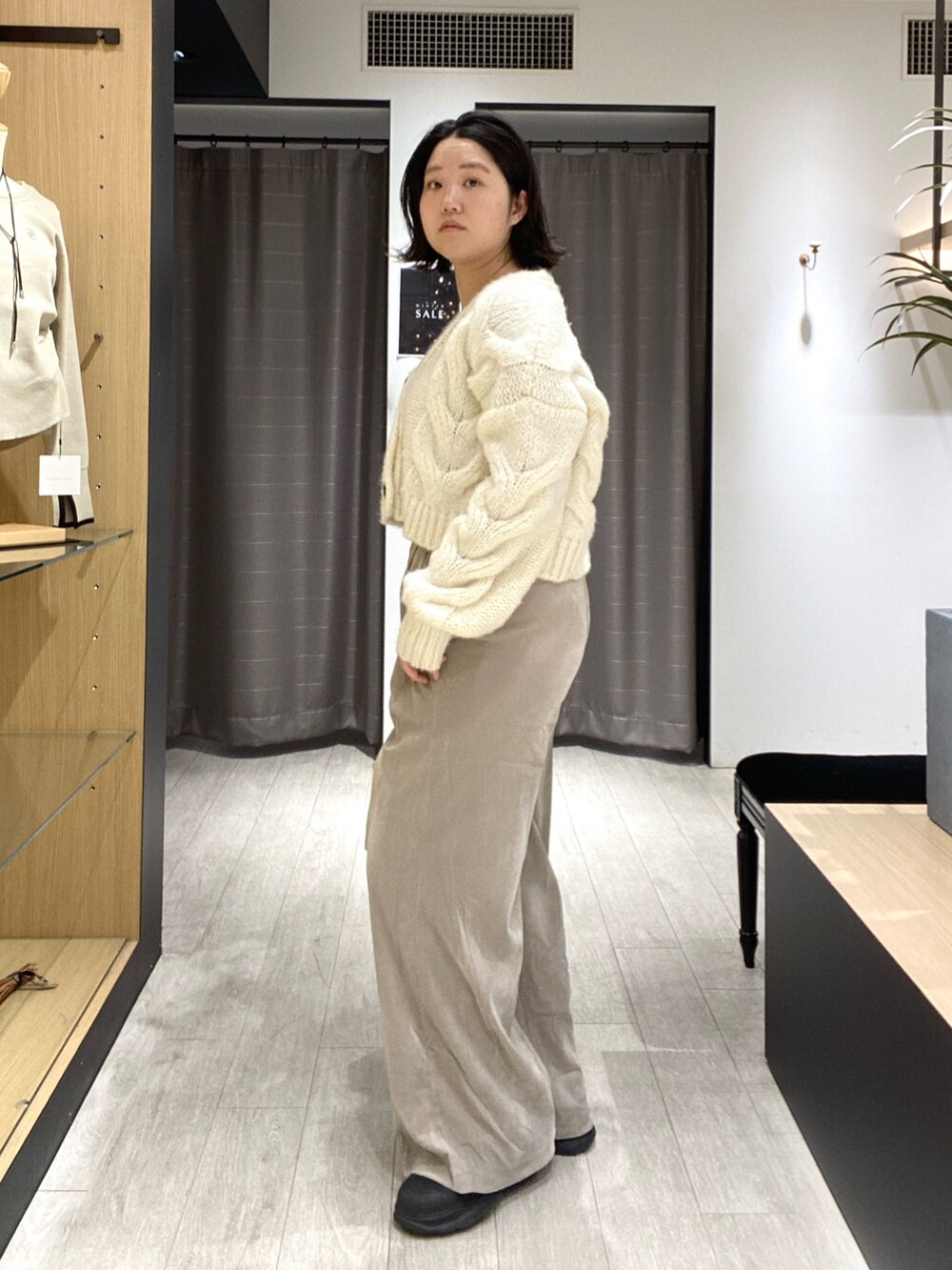 ホワイト系のカーディガン/ボレロ、ベージュ系のその他パンツ、ホワイト系のショルダーバッグを着用したレディースの冬コーディネートの6枚目の写真