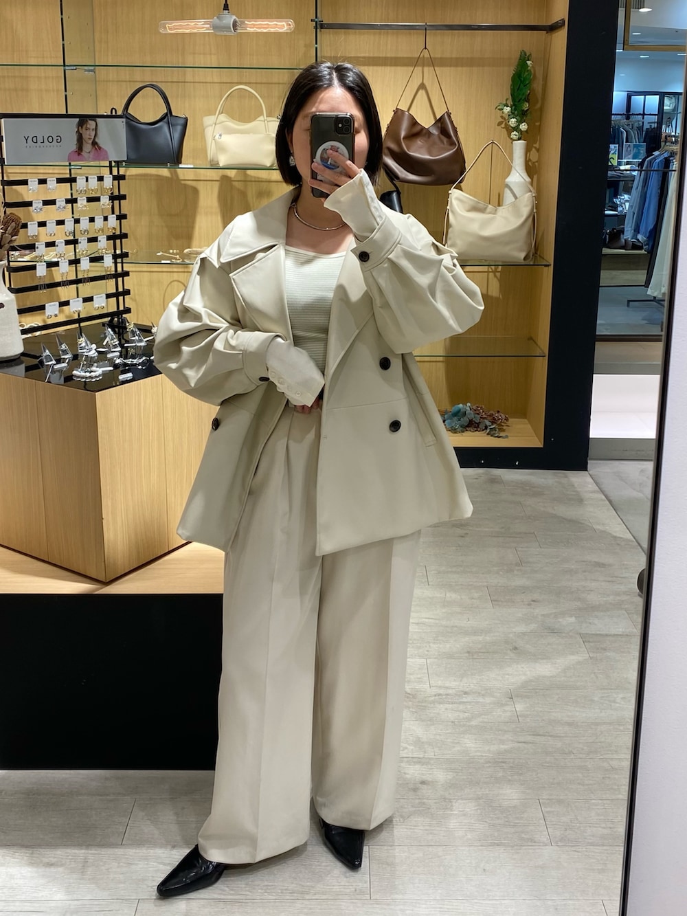 ホワイト系のその他アウター、ホワイト系のその他パンツ、グリーン系のTシャツ/カットソーを着用したレディースの春コーディネートの2枚目の写真