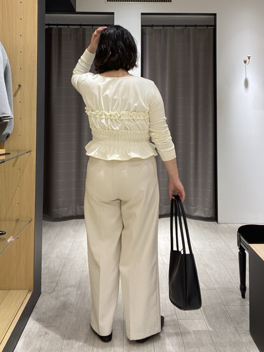 ホワイト系のTシャツ/カットソー、ホワイト系のその他パンツ、ブラック系のパンプスを着用したレディースの秋コーディネートの4枚目の写真