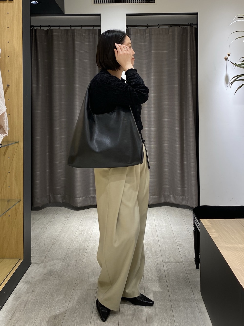 ブラック系のカーディガン/ボレロ、ベージュ系のその他パンツ、ブラック系のショルダーバッグを着用したレディースの春コーディネートの4枚目の写真