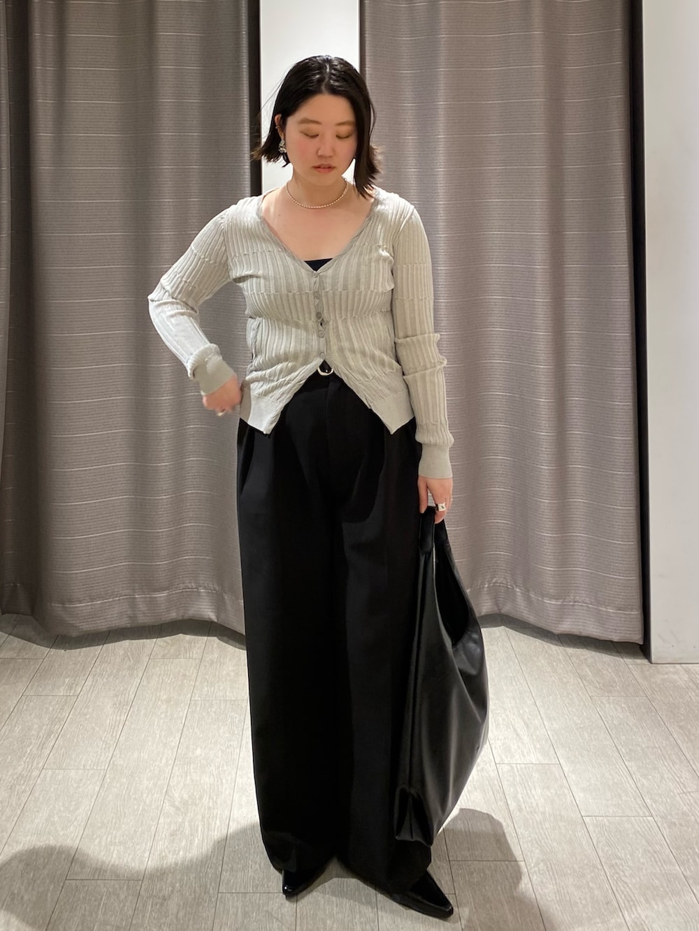 グレー系のカーディガン/ボレロ、ブラック系のその他パンツ、ブラック系のショルダーバッグを着用したレディースの春コーディネートの4枚目の写真