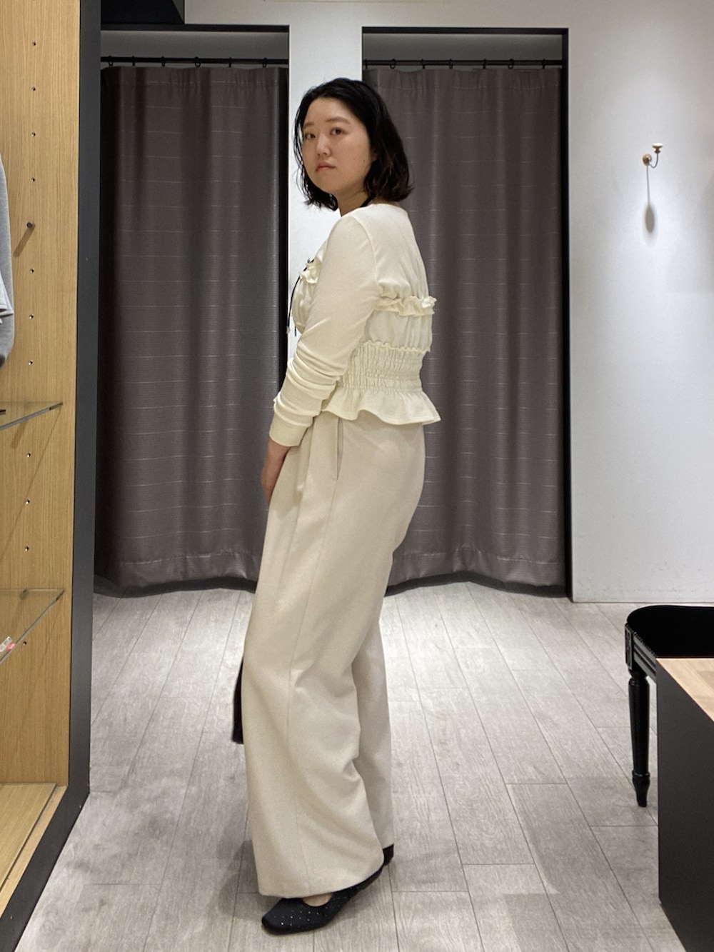 ホワイト系のTシャツ/カットソー、ホワイト系のその他パンツ、ブラック系のパンプスを着用したレディースの秋コーディネートの3枚目の写真