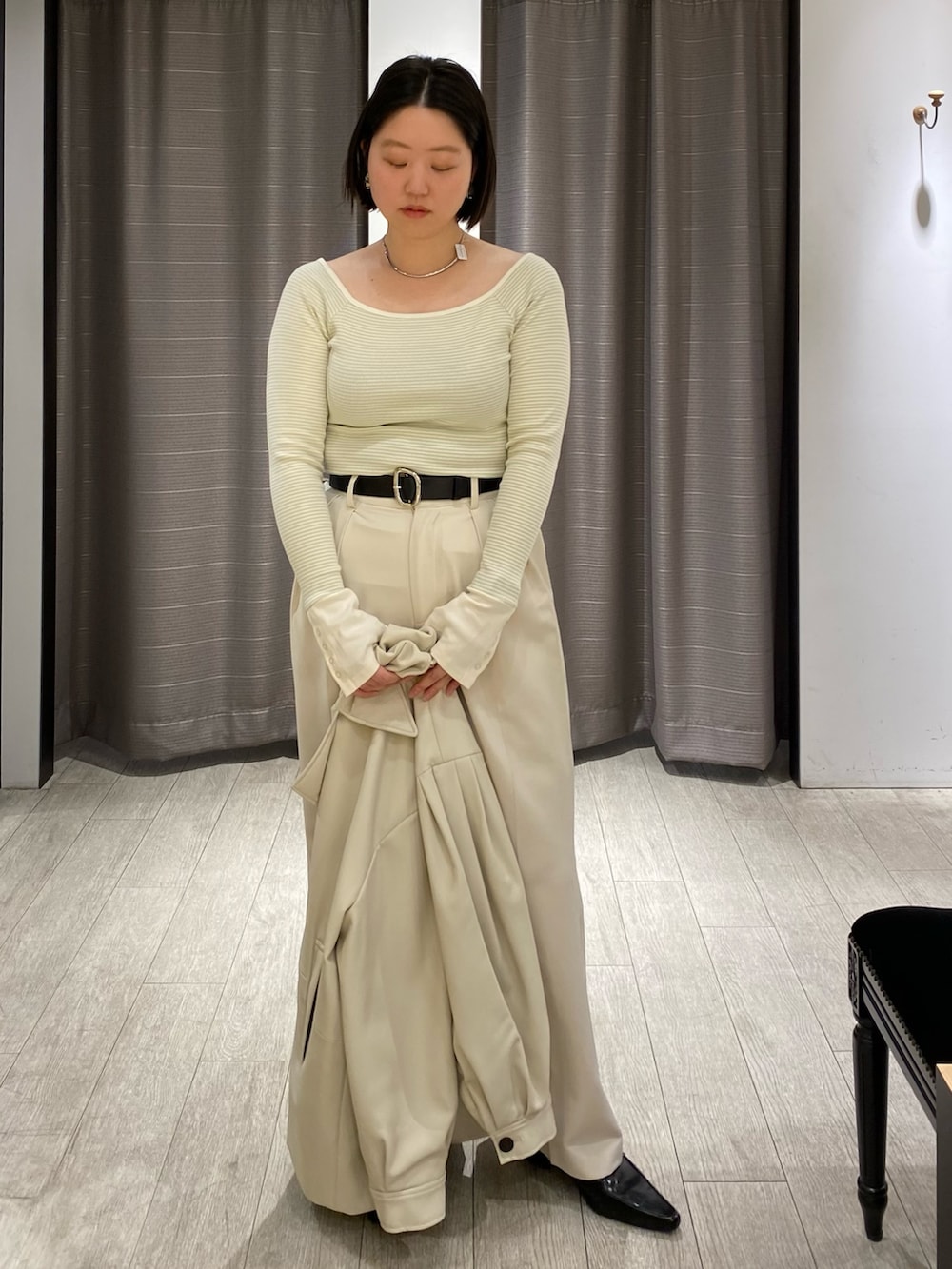 ホワイト系のその他アウター、ホワイト系のその他パンツ、グリーン系のTシャツ/カットソーを着用したレディースの春コーディネートの4枚目の写真