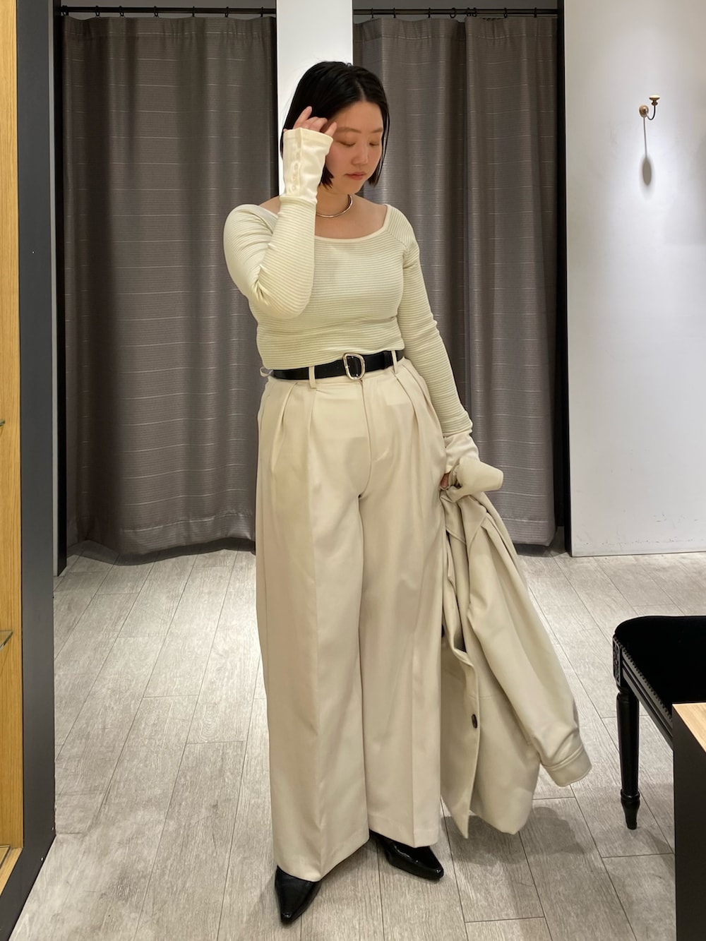 ホワイト系のその他アウター、ホワイト系のその他パンツ、グリーン系のTシャツ/カットソーを着用したレディースの春コーディネートの3枚目の写真