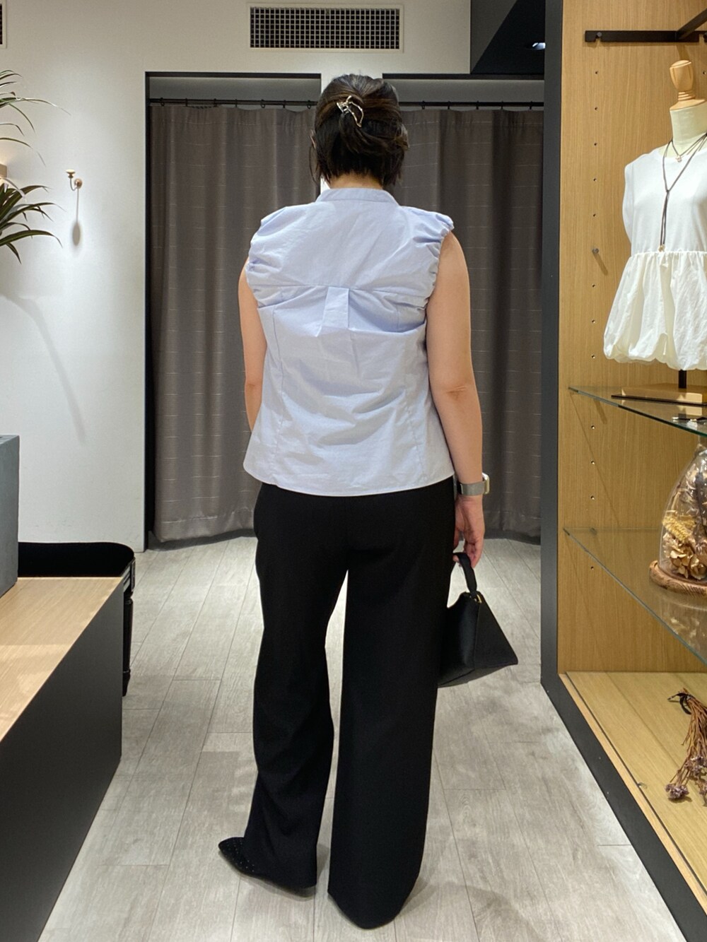 ブルー系のシャツ/ブラウス、ブラック系のショルダーバッグ、ブラック系のその他パンツを着用したレディースの夏コーディネートの7枚目の写真