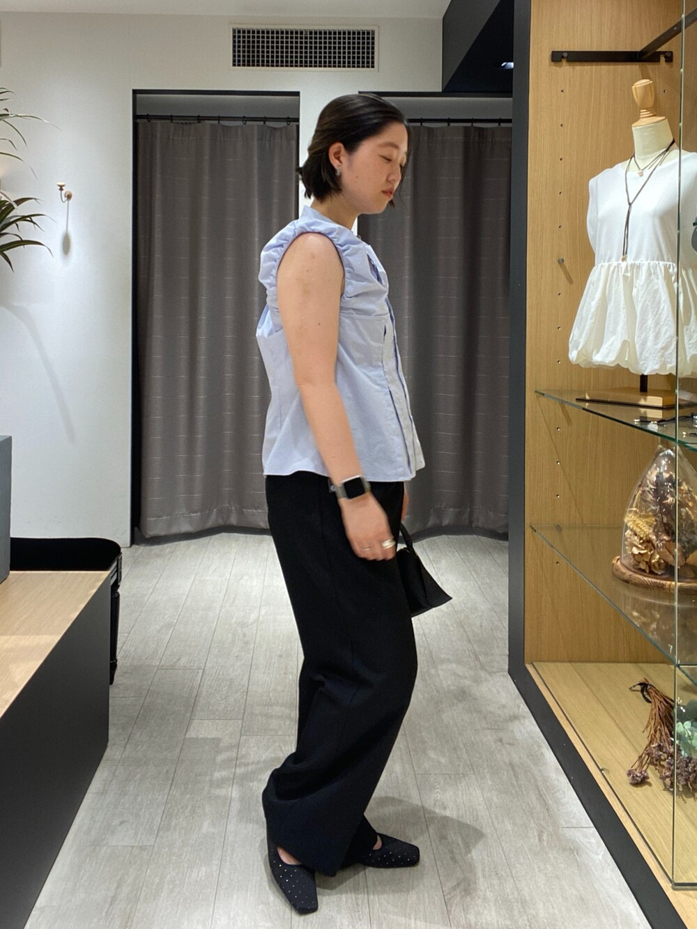 ブルー系のシャツ/ブラウス、ブラック系のショルダーバッグ、ブラック系のその他パンツを着用したレディースの夏コーディネートの6枚目の写真