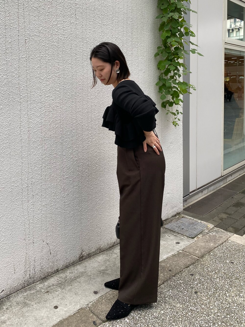 ブラウン系のその他パンツ、ブラック系のローファー、ブラック系のショルダーバッグを着用したレディースの秋コーディネートの8枚目の写真