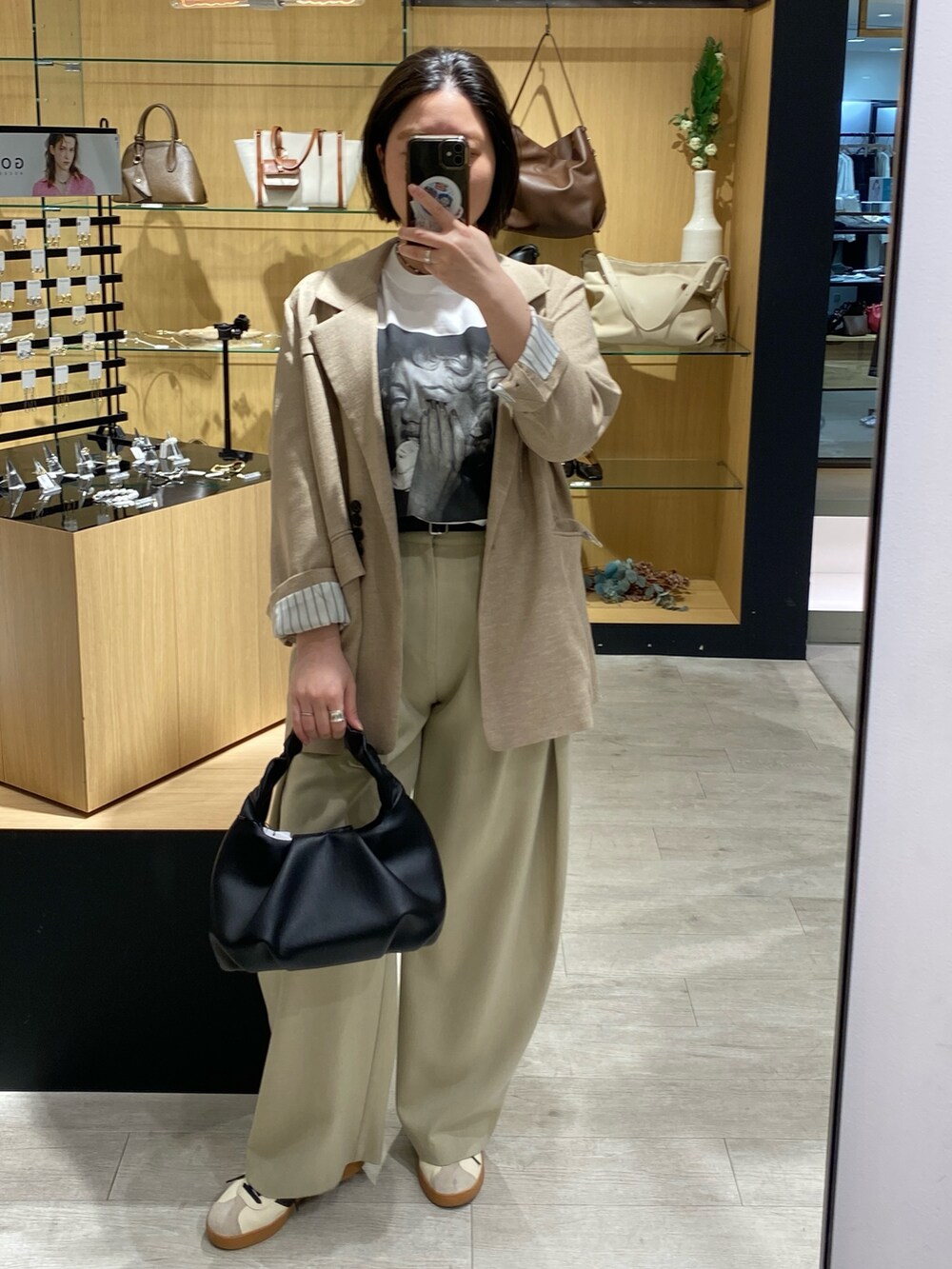 ベージュ系のテーラードジャケット、ホワイト系のTシャツ/カットソー、ベージュ系のその他パンツを着用したレディースの春コーディネートの3枚目の写真