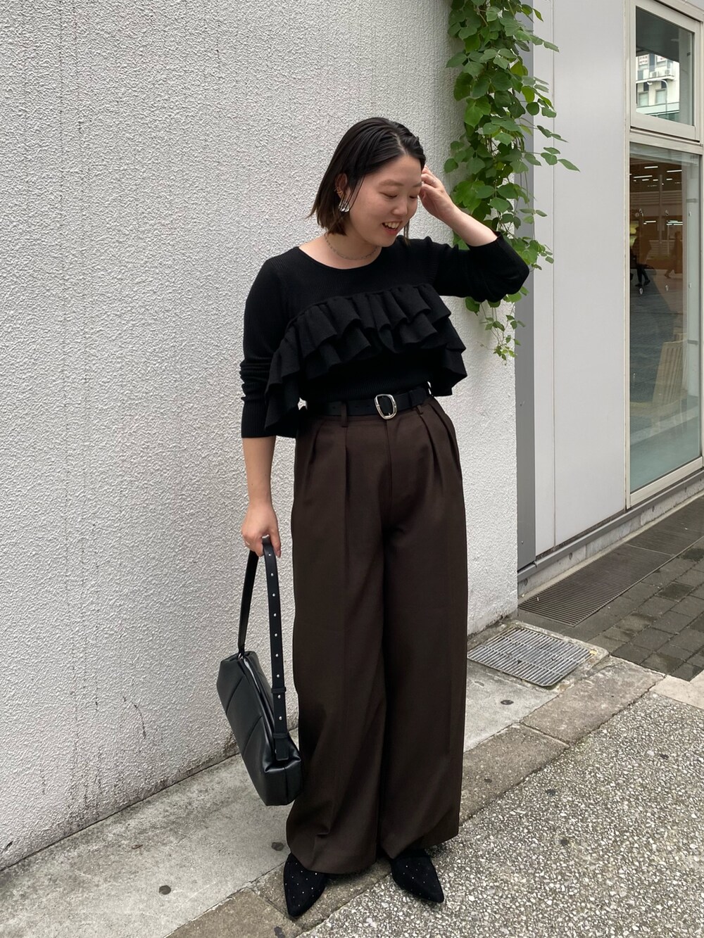 ブラウン系のその他パンツ、ブラック系のローファー、ブラック系のショルダーバッグを着用したレディースの秋コーディネートの7枚目の写真