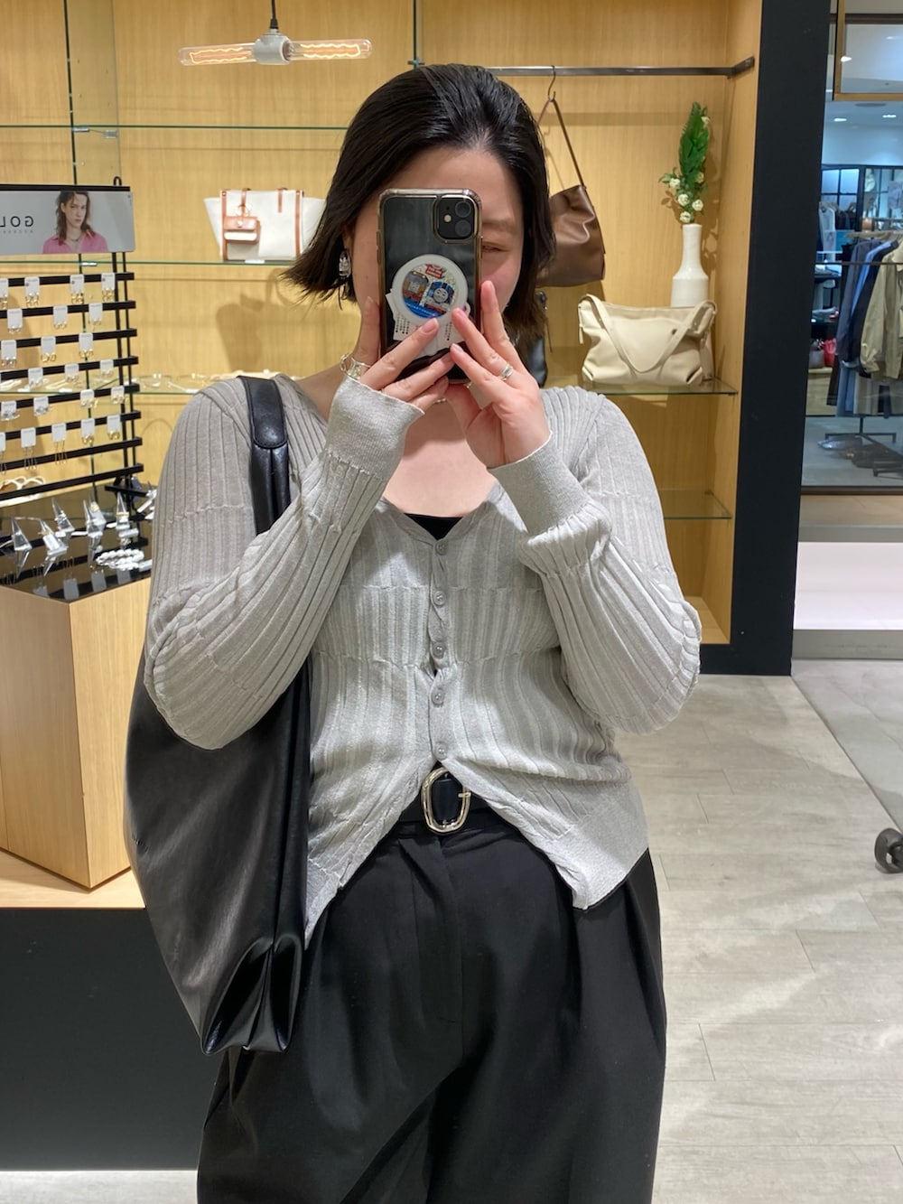 グレー系のカーディガン/ボレロ、ブラック系のその他パンツ、ブラック系のショルダーバッグを着用したレディースの春コーディネートの2枚目の写真