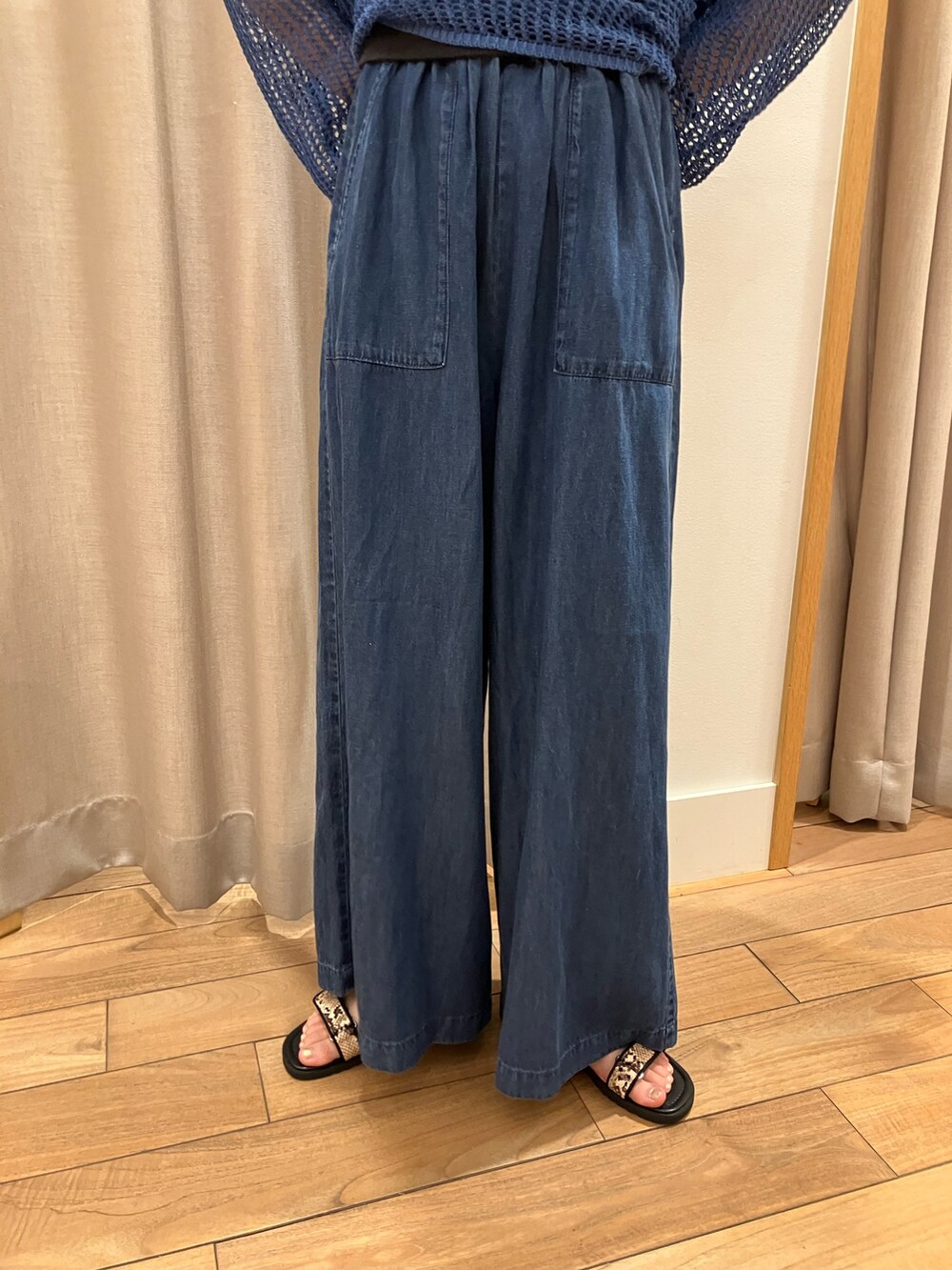 ブルー系のニット/セーター、ブルー系のその他パンツ、ベージュ系のサンダルを着用したレディースの夏コーディネートの5枚目の写真