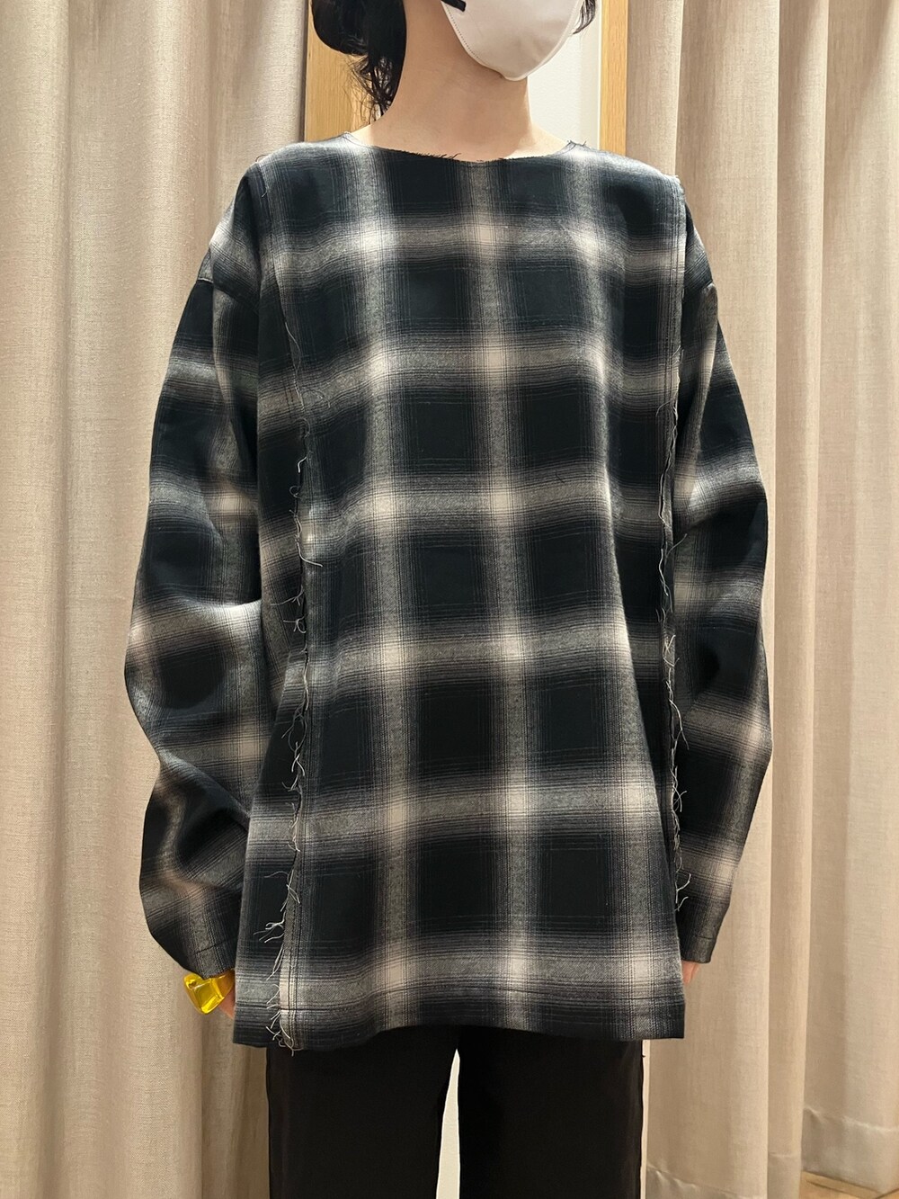 ブラック系のその他パンツ、ブラック系のシャツ/ブラウスを着用したレディースの春コーディネートの4枚目の写真