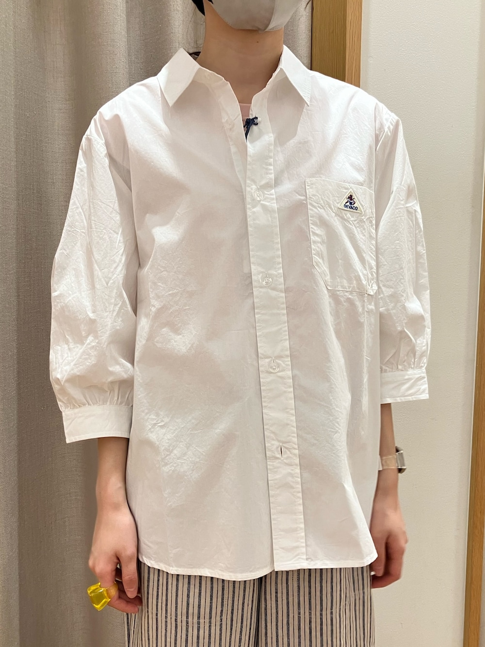 ブルー系のその他パンツ、ピンク系のTシャツ/カットソー、ベージュ系のスニーカーを着用したレディースの春コーディネートの5枚目の写真