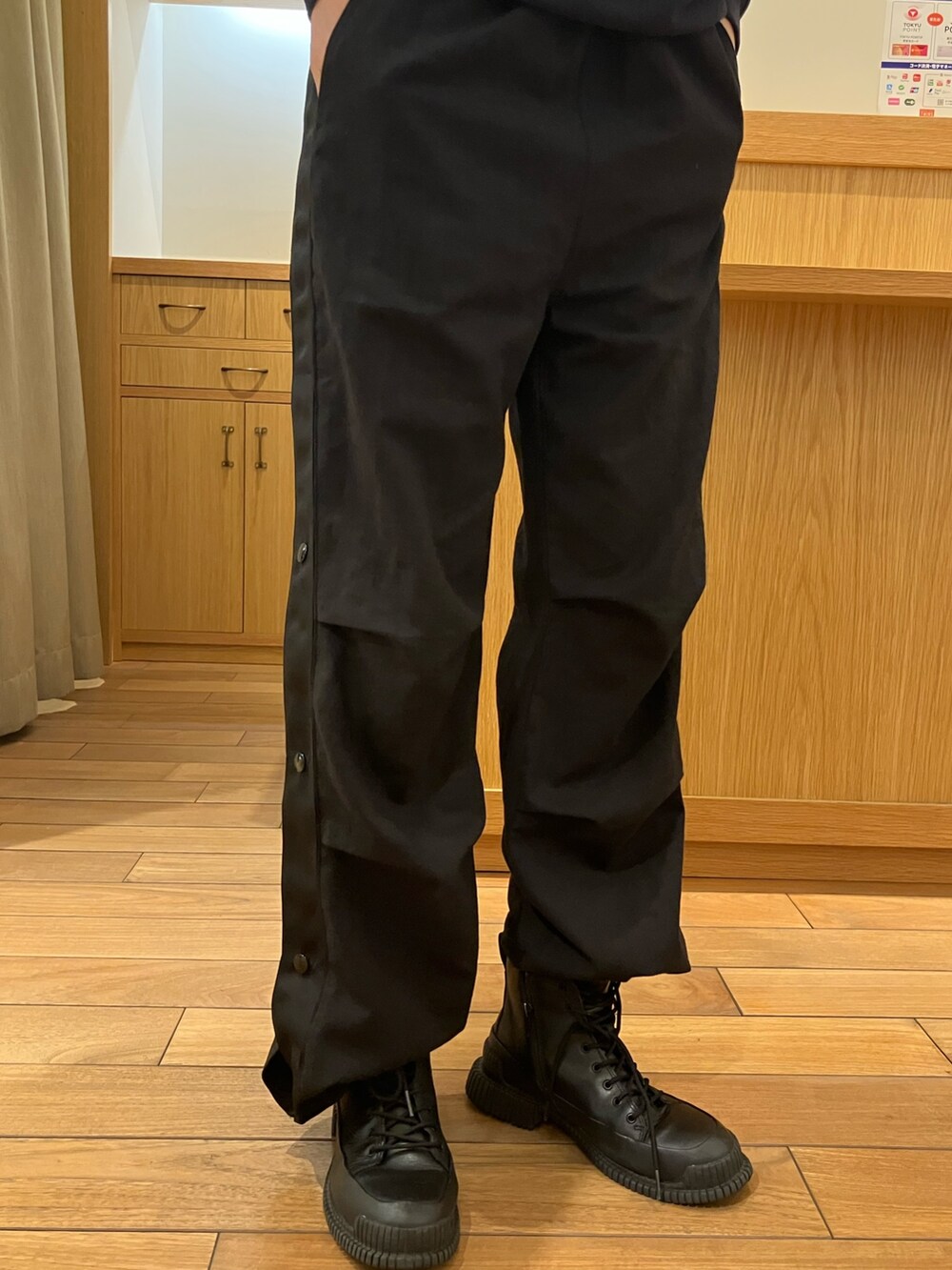 ブラック系のその他パンツ、ブラック系のシャツ/ブラウスを着用したレディースの春コーディネートの6枚目の写真