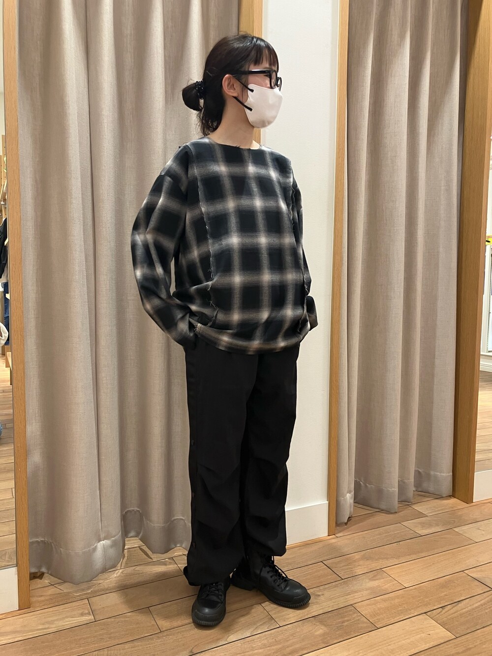 ブラック系のその他パンツ、ブラック系のシャツ/ブラウスを着用したレディースの春コーディネートの2枚目の写真